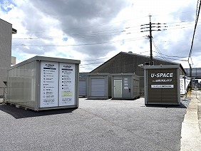 粕屋門松2号店のトランクルーム 店舗内も広く、ゆったりとご使用いただけます。