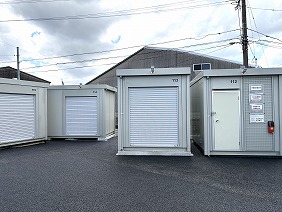 粕屋門松2号店のトランクルーム お部屋の種類も多彩にご用意しておりますので、お気軽にお問合せください。