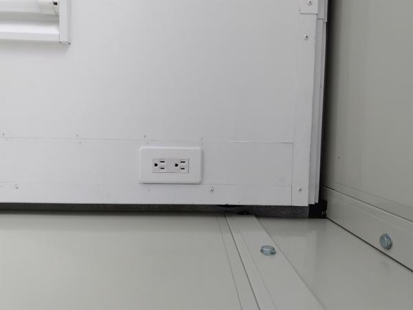 茨城県小美玉店/展示場の中古ユニットハウス・プレハブ・コンテナハウスCT-32J(2.16坪)の各設備のコンセント