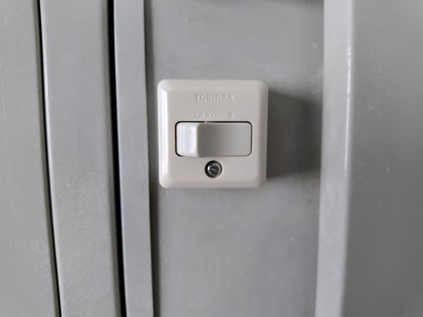 茨城県小美玉店/展示場の中古ユニットハウス・プレハブ・コンテナハウスCT-32J(2.16坪)の各設備のスイッチ