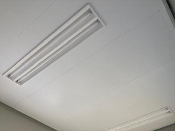 神奈川県厚木店/展示場の中古ユニットハウス・プレハブ・コンテナハウスCT-32J(2.16坪)の各設備の照明器具