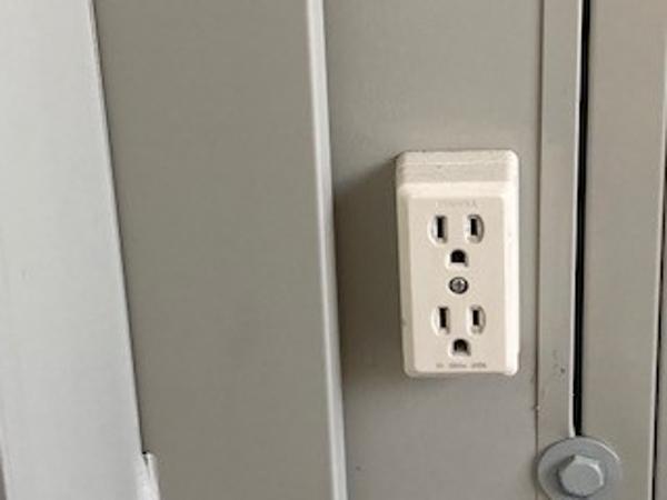 神奈川県厚木店/展示場の中古ユニットハウス・プレハブ・コンテナハウスCT-32J(2.16坪)の各設備のコンセント