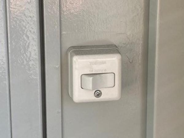 神奈川県厚木店/展示場の中古ユニットハウス・プレハブ・コンテナハウスCT-32J(2.16坪)の各設備のスイッチ