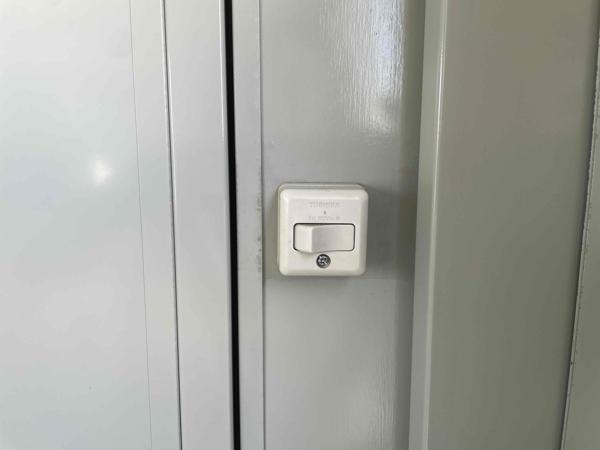 熊本県熊本北店/展示場の中古ユニットハウス・プレハブ・コンテナハウスCT-32J(2.16坪)の各設備のスイッチ