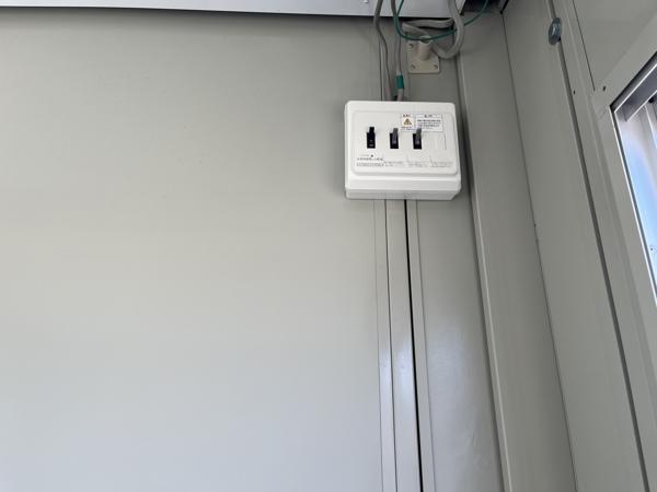 山梨県笛吹一宮店/展示場の中古ユニットハウス・プレハブ・コンテナハウスCT-32J(2.16坪)の各設備の分電盤