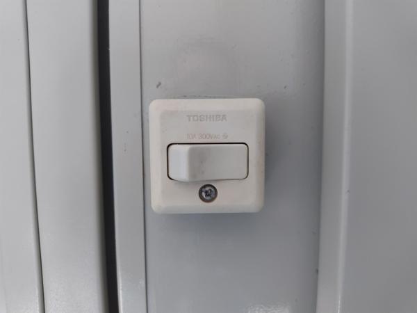 茨城県小美玉店/展示場の中古ユニットハウス・プレハブ・コンテナハウスCT-41J(2.83坪)の各設備のスイッチ