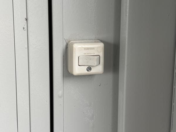 茨城県小美玉店/展示場の中古ユニットハウス・プレハブ・コンテナハウスCT-32J(2.16坪)の各設備のスイッチ