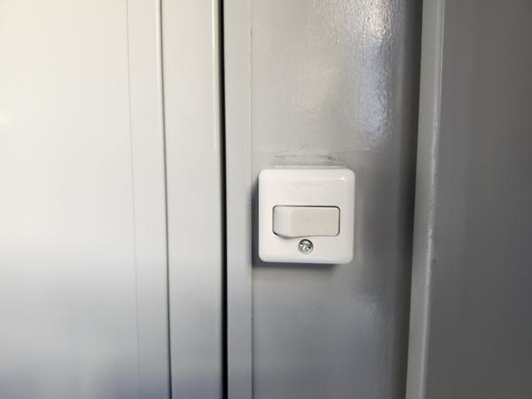 埼玉県朝霞店/展示場の中古ユニットハウス・プレハブ・コンテナハウスCT-32J(2.16坪)の各設備のスイッチ