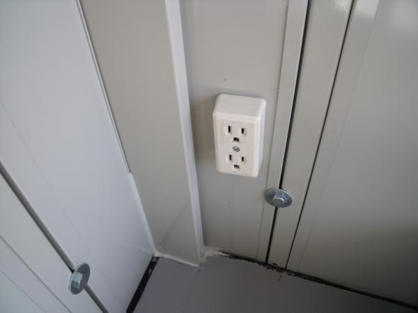 埼玉県花園インター店/展示場の中古ユニットハウス・プレハブ・コンテナハウスCT-32J(2.16坪)の各設備のコンセント