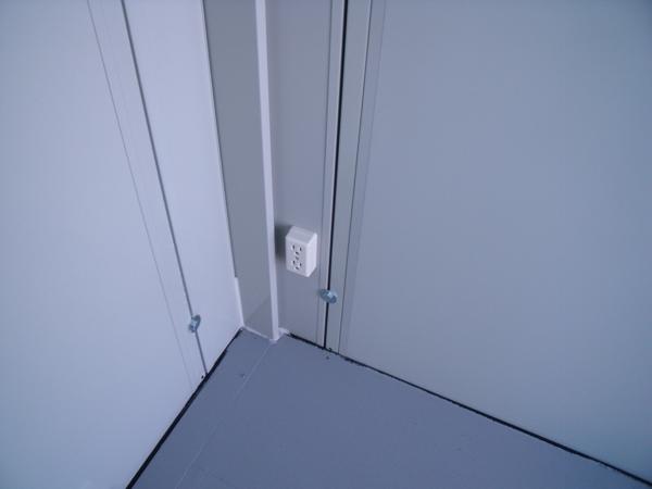 埼玉県花園インター店/展示場の中古ユニットハウス・プレハブ・コンテナハウスCT-32J(2.16坪)の各設備のコンセント