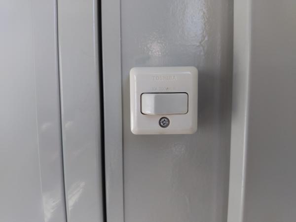 茨城県小美玉店/展示場の中古ユニットハウス・プレハブ・コンテナハウスCT-32J(2.16坪)の各設備のスイッチ