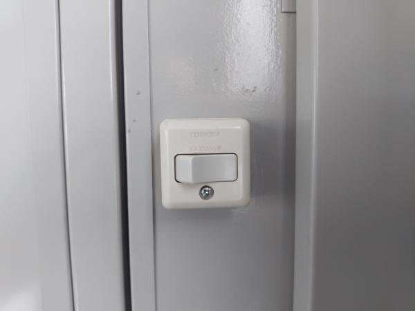 茨城県小美玉店/展示場の中古ユニットハウス・プレハブ・コンテナハウスCT-32J(2.16坪)の各設備のスイッチ