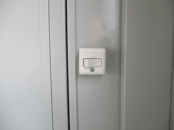 京都府亀岡店/展示場の中古ユニットハウス・プレハブ・コンテナハウスCT-32J(2.16坪)の各設備のスイッチ