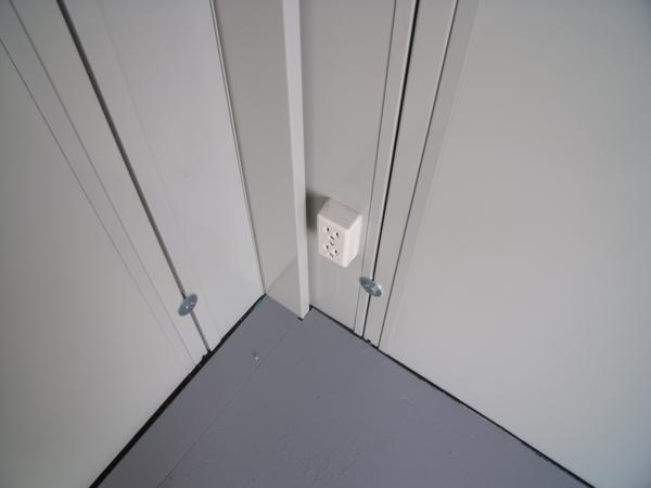 埼玉県花園インター店/展示場の中古ユニットハウス・プレハブ・コンテナハウスCT-32J(2.16坪)の各設備のコンセント