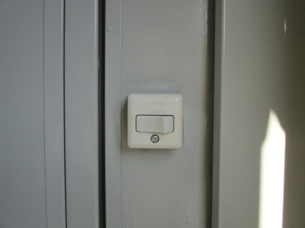 京都府亀岡店/展示場の中古ユニットハウス・プレハブ・コンテナハウスCT-32J(2.16坪)の各設備のスイッチ