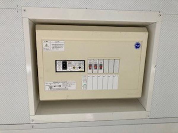 神奈川県厚木店/展示場の中古ユニットハウス・プレハブ・コンテナハウス57MS1(7.80坪)の各設備の分電盤