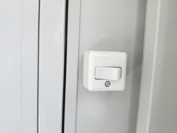埼玉県朝霞店/展示場の中古ユニットハウス・プレハブ・コンテナハウスCT-41J(2.83坪)の各設備のスイッチ