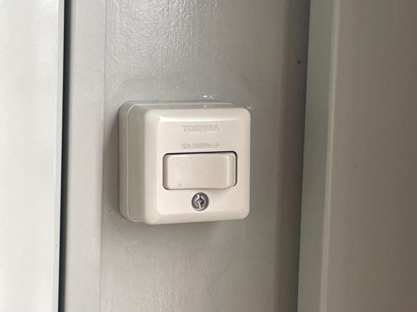 神奈川県厚木店/展示場の中古ユニットハウス・プレハブ・コンテナハウスCT-32J(2.16坪)の各設備のスイッチ