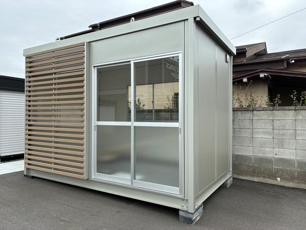 群馬県伊勢崎バイパス店/展示場の新棟ユニットハウス・プレハブ・コンテナハウス38MSL(2.43坪)の本体の外観
