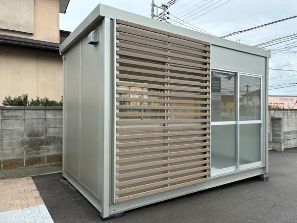 群馬県伊勢崎バイパス店/展示場の新棟ユニットハウス・プレハブ・コンテナハウス38MSL(2.43坪)の本体の外観