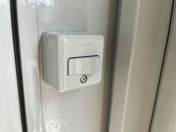 石川県小松店/展示場の中古ユニットハウス・プレハブ・コンテナハウスCT-41J(2.83坪)の各設備のスイッチ