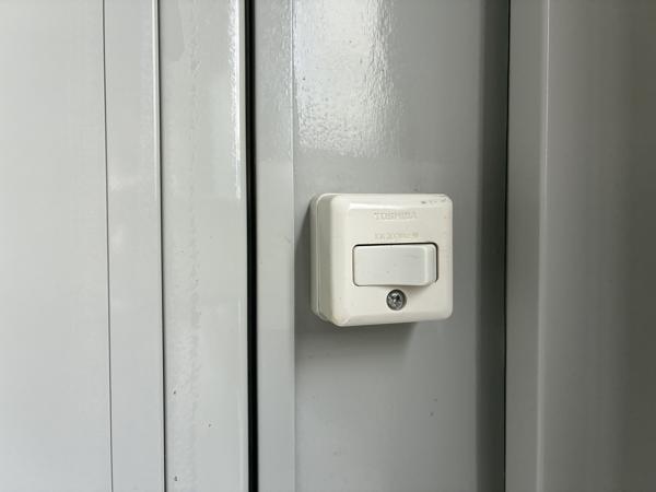 大分県大分東店/展示場の中古ユニットハウス・プレハブ・コンテナハウスCT-32J(2.16坪)の各設備のスイッチ