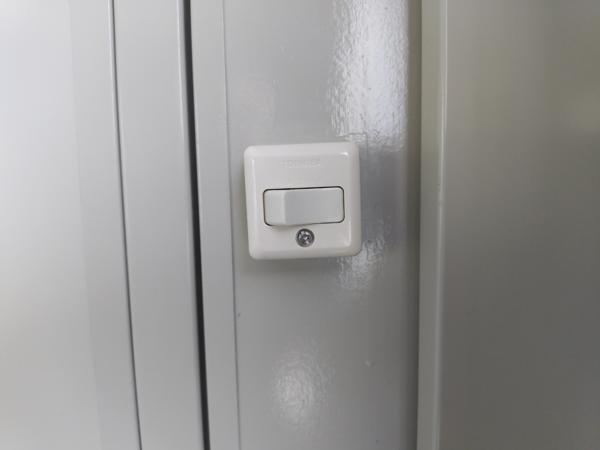 茨城県小美玉店/展示場の中古ユニットハウス・プレハブ・コンテナハウスCT-41J(2.83坪)の各設備のスイッチ