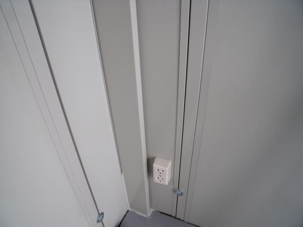 埼玉県花園インター店/展示場の中古ユニットハウス・プレハブ・コンテナハウスCT-32J(2.16坪)の各設備のコンセント