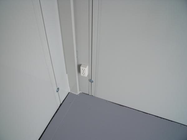 埼玉県花園インター店/展示場の中古ユニットハウス・プレハブ・コンテナハウスCT-32J(2.16坪)の各設備のコンセント