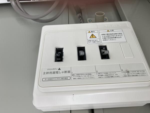 沖縄県うるま店/展示場　1/5OPENの中古ユニットハウス・プレハブ・コンテナハウスCT-32J(2.16坪)の各設備の分電盤