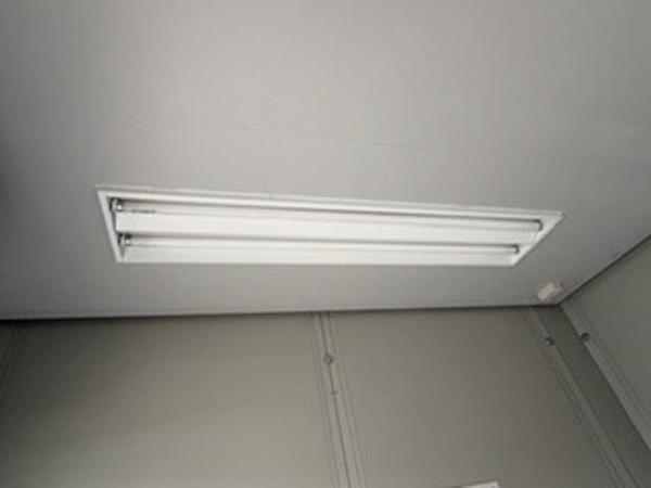 兵庫県伊丹店/展示場の中古ユニットハウス・プレハブ・コンテナハウスCT-32J(2.16坪)の各設備の照明器具