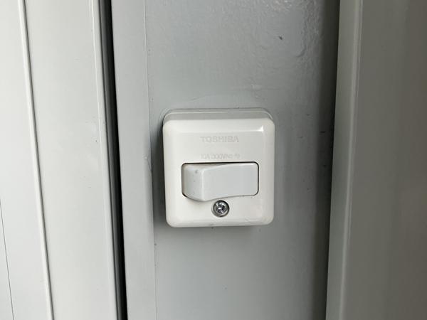 神奈川県伊勢原店/展示場の中古ユニットハウス・プレハブ・コンテナハウスCT-32J(2.16坪)の各設備のスイッチ