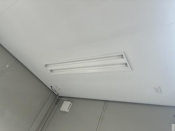 大阪府枚方店/展示場の中古ユニットハウス・プレハブ・コンテナハウスCT-32J(2.13坪)の各設備の照明器具