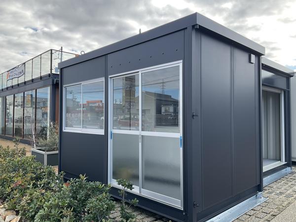 愛知県小牧総合展示場の新棟ユニットハウス・プレハブ・コンテナハウス38MSL(2.43坪)の本体の外観