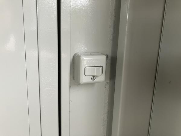 大阪府枚方店/展示場の中古ユニットハウス・プレハブ・コンテナハウスCT-32J(2.16坪)の各設備のスイッチ