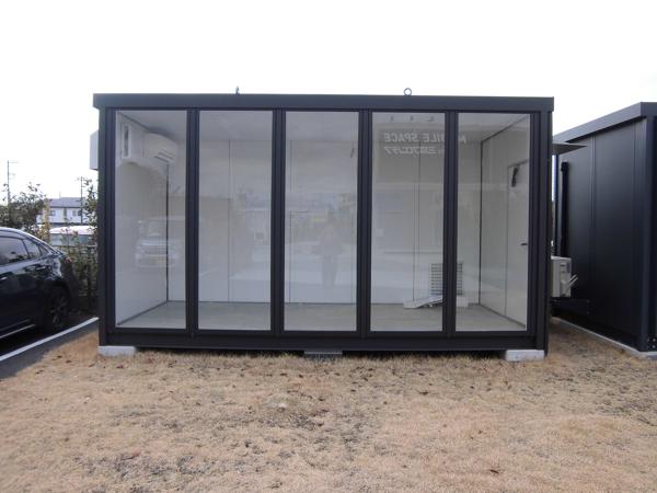 埼玉県春日部総合展示場の新棟ユニットハウス・プレハブ・コンテナハウス47MSL SMOKING ROOM(3.02坪)の本体の外観