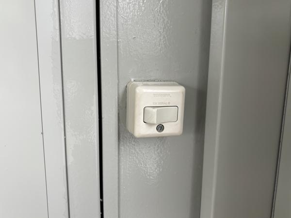 茨城県小美玉店/展示場の中古ユニットハウス・プレハブ・コンテナハウスCT-32J(2.16坪)の各設備のスイッチ