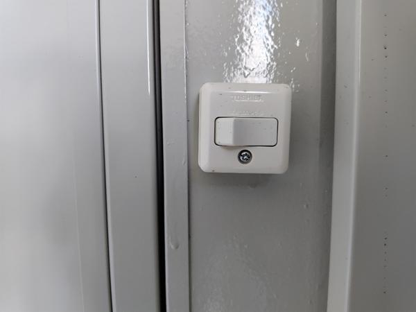 茨城県小美玉店/展示場の中古ユニットハウス・プレハブ・コンテナハウスCT-54J(3.89坪)の各設備のスイッチ