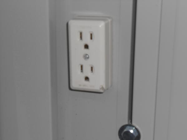 福島県郡山店/展示場の中古ユニットハウス・プレハブ・コンテナハウスCT-32J(2.16坪)の各設備のコンセント