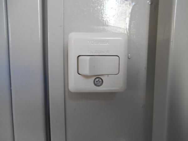 埼玉県朝霞店/展示場の中古ユニットハウス・プレハブ・コンテナハウスCT-32J(2.16坪)の各設備のスイッチ
