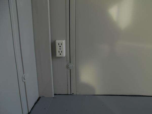 埼玉県朝霞店/展示場の中古ユニットハウス・プレハブ・コンテナハウスCT-32J(2.16坪)の各設備のコンセント