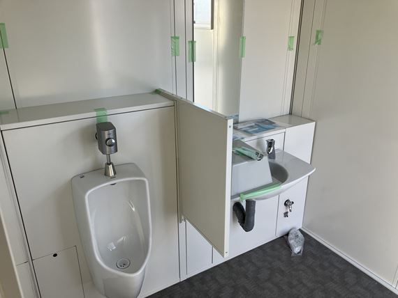 茨城県 1.84坪 新棟 SANIT_29MSL 男性用トイレ AC付 内観