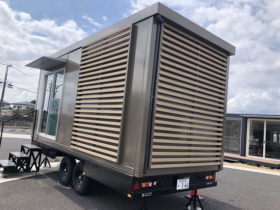 トレーラー×コンテナハウスで存在感ある自動車ショップを実現