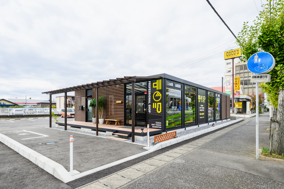 ユニットハウス・プレハブ・コンテナ 93MS1H 7連棟 平家建て スポーツ用品店 外観 右アングル