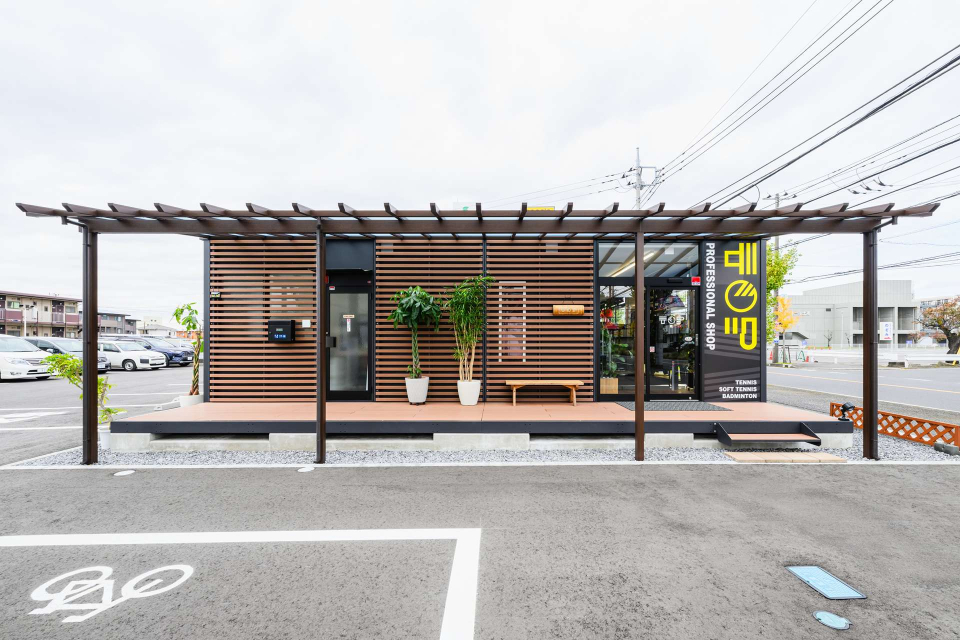 ユニットハウス・プレハブ・コンテナ 93MS1H 7連棟 平家建て スポーツ用品店 外観 正面