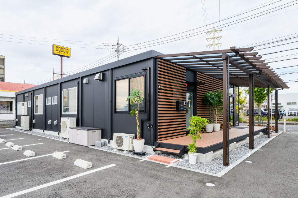 ユニットハウス・プレハブ・コンテナ 93MS1H 7連棟 平家建て スポーツ用品店 外観 左アングル