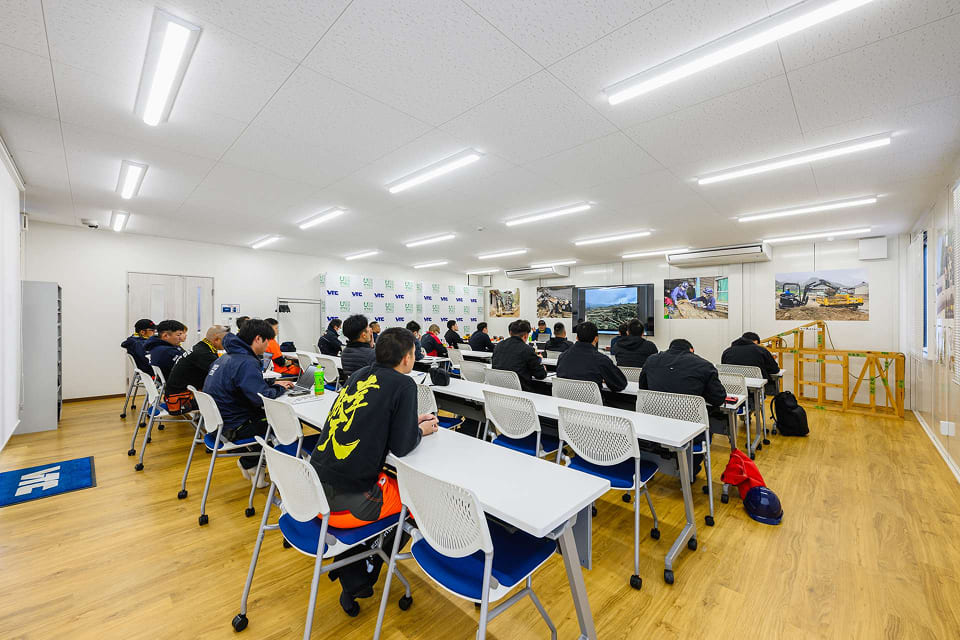 ユニットハウス・プレハブ・コンテナ 93MS1H 5連棟 2階建て 研修施設 内観 研修室